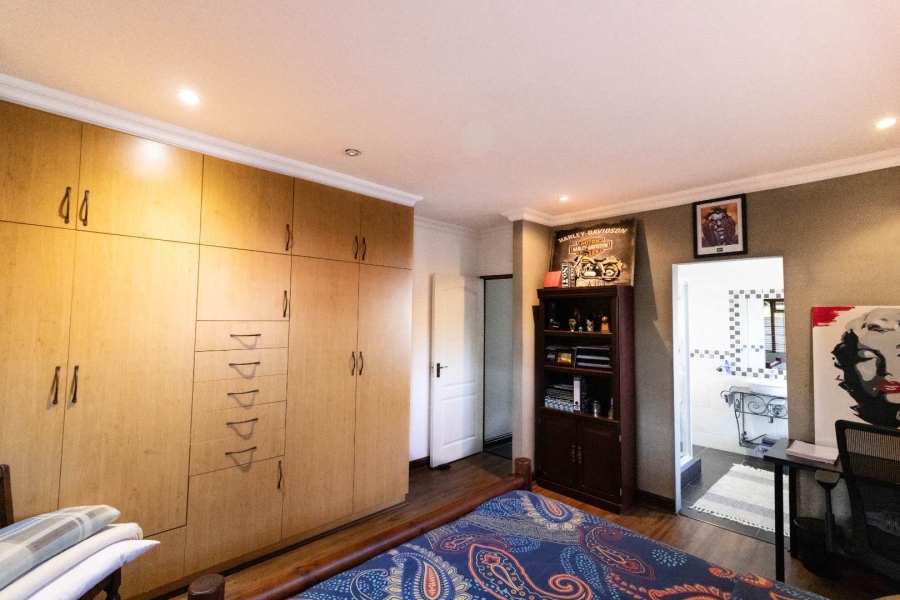 6 Bedroom Property for Sale in Sandbaai Western Cape